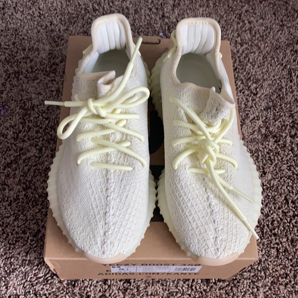 Yeezy boost 350 women’s size 5 1/2 fits like a 6 - Picture 2 of 9